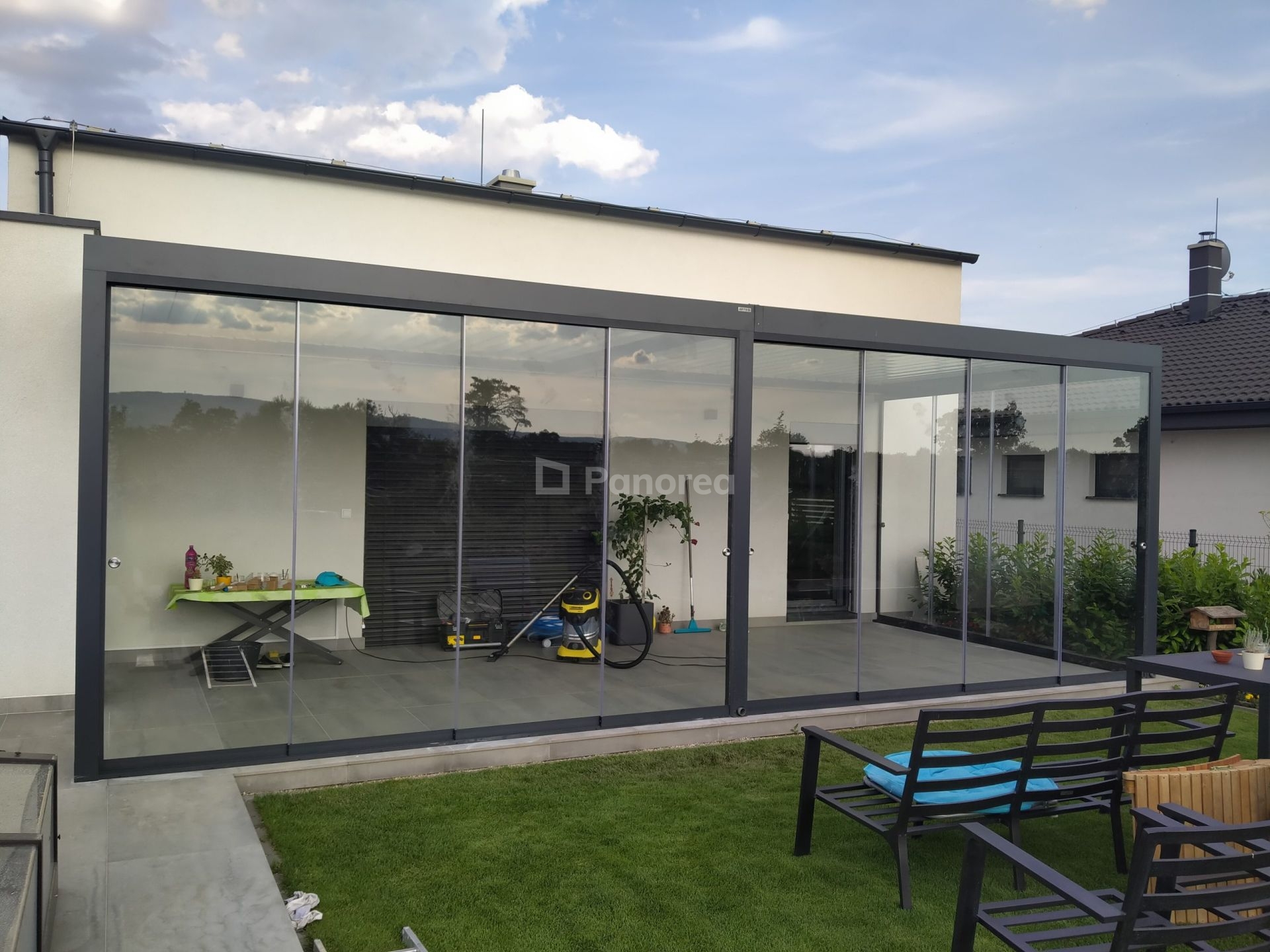 KAYA FROZEN | Bioklimatická pergola s bočným posuvným zasklením