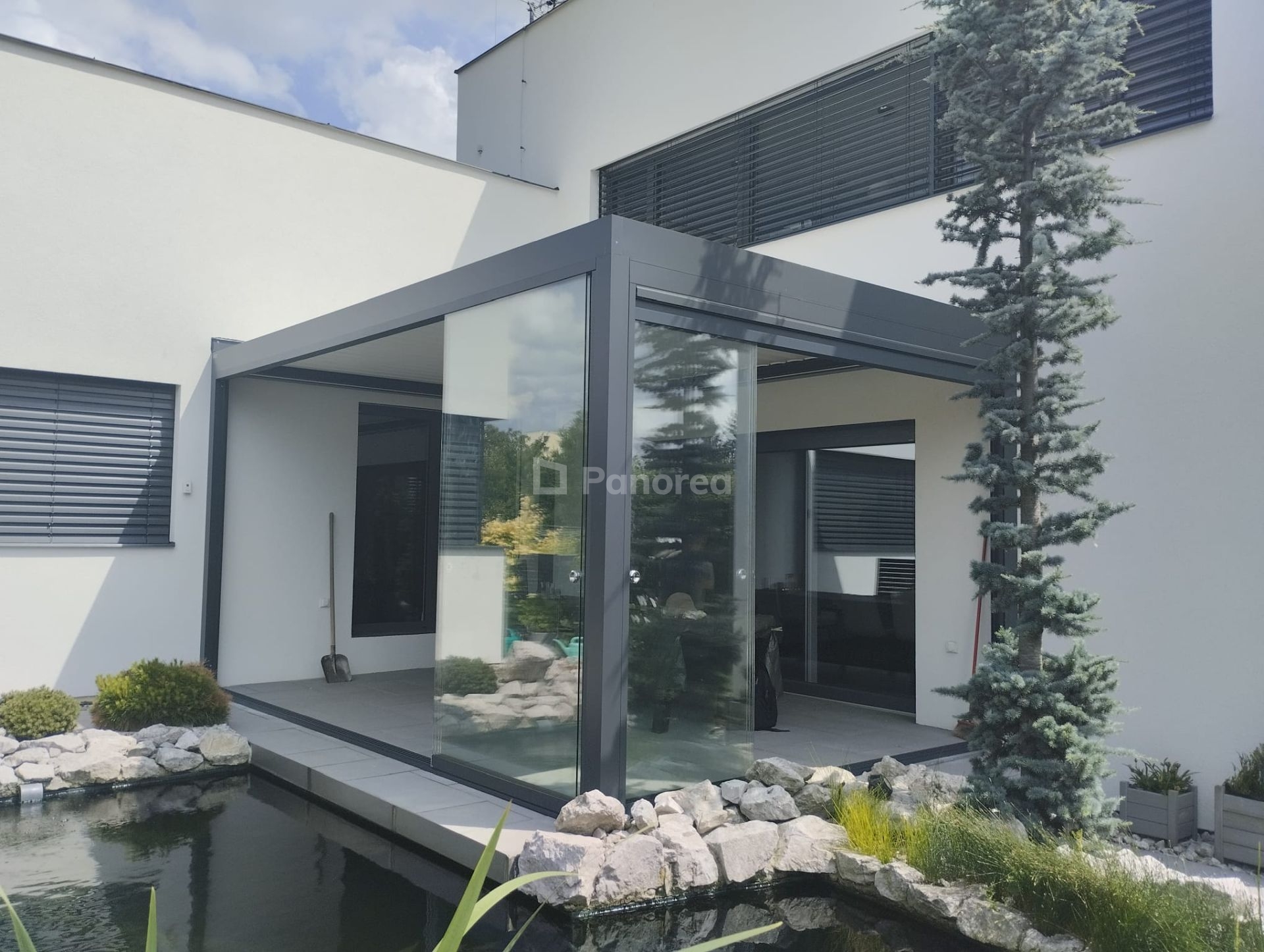 KAYA FROZEN | Bioklimatická pergola s bočným posuvným zasklením