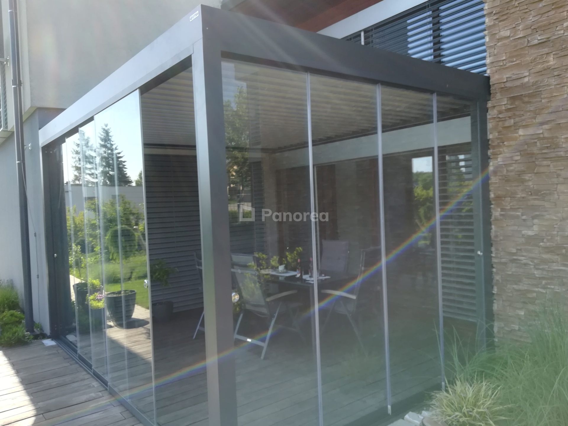 KAYA FROZEN | Bioklimatická pergola s bočným posuvným zasklením