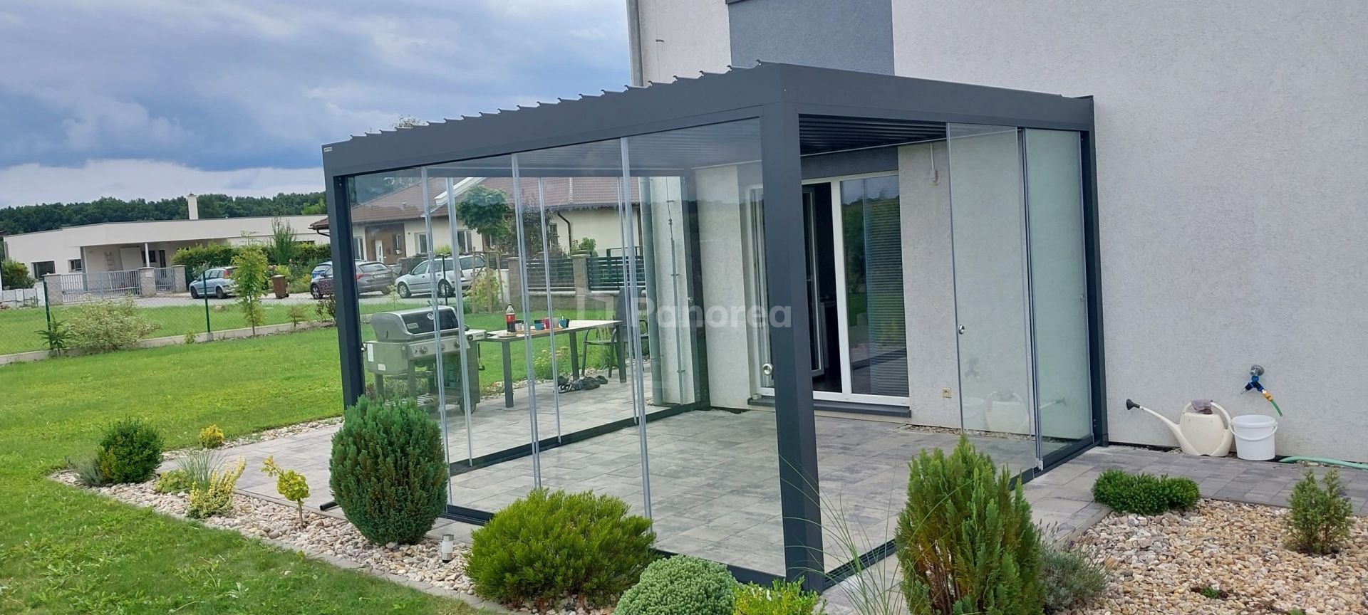 KAYA FROZEN | Bioklimatická pergola s bočným posuvným zasklením