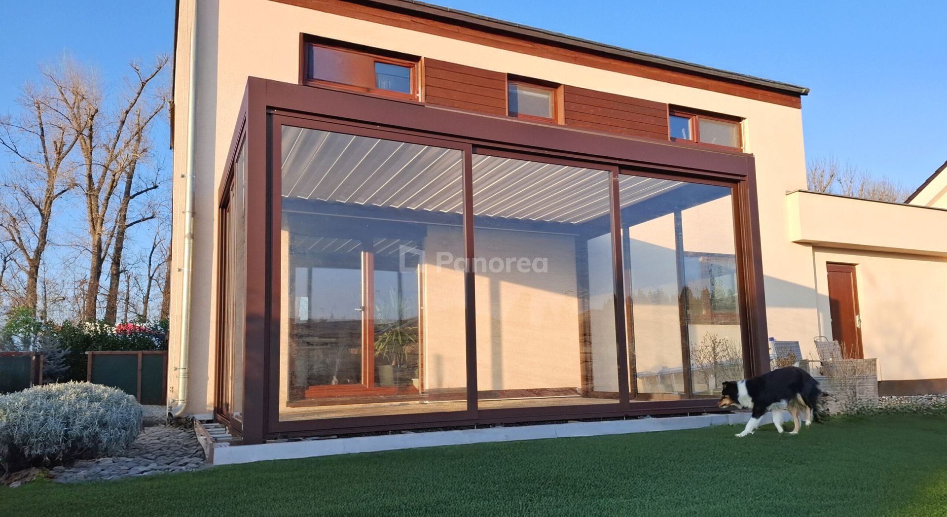 KAYA FROZEN | Bioklimatická pergola s bočným posuvným zasklením